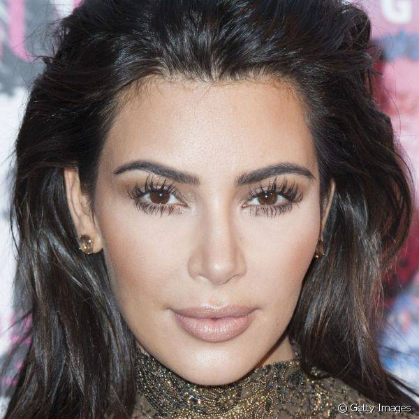 No Festival Vogue 100, Kim Kardashian optou pela make natural em tons de nude, e as sobrancelhas marcadas e extensões de cílios incrementaram o visual